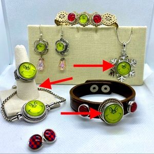 20mm NWT A MERRY GRINCHMAS🎄🎁 GLASS SNAP BUTTON